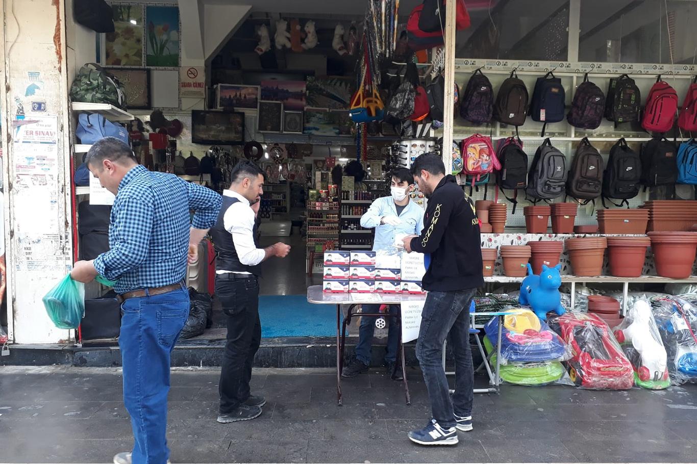 Esnaftan vatandaşa ücretsiz maske Esnaftan vatandaşa ücretsiz maske